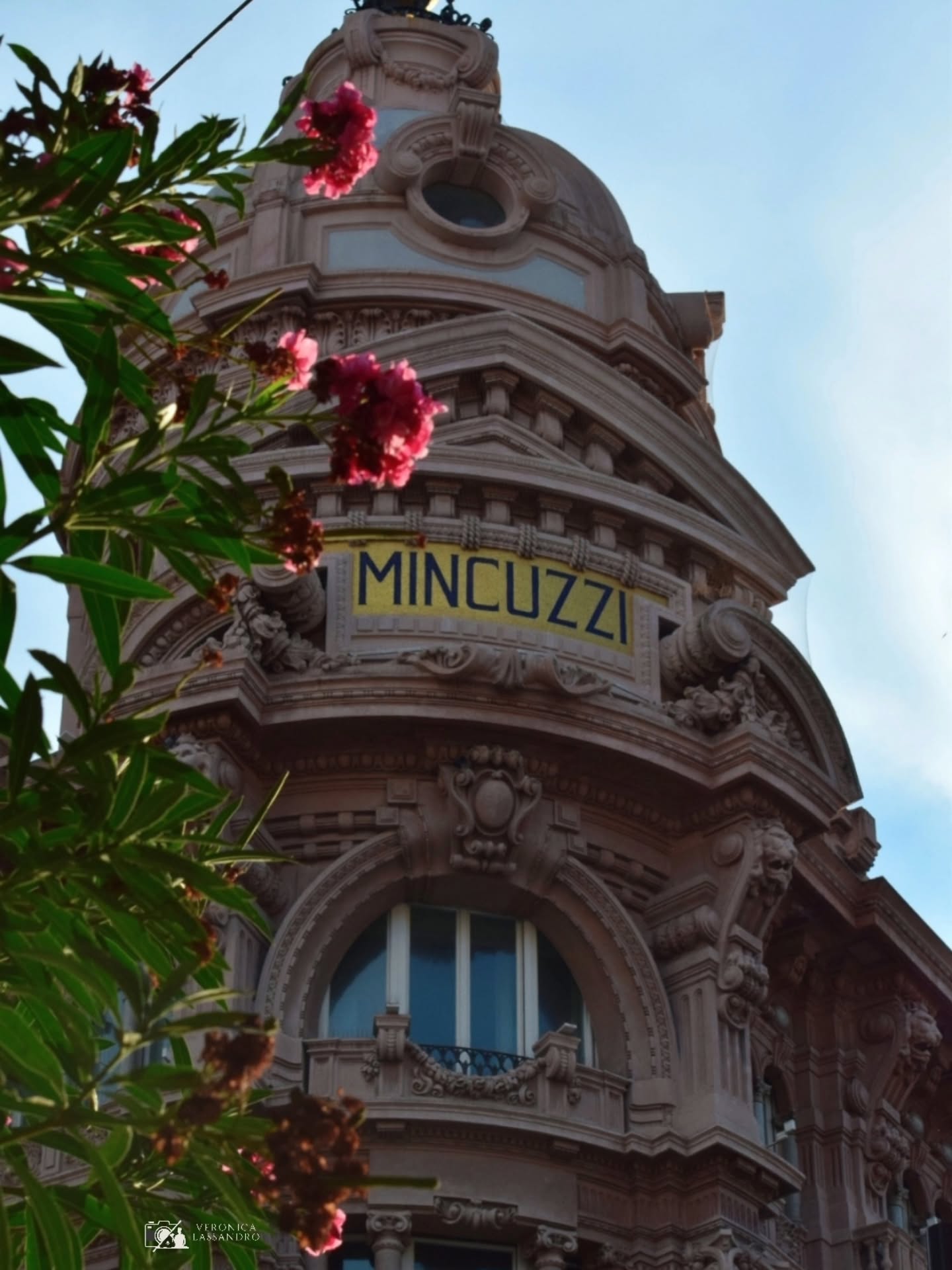 Quante volte siete passati sotto questo palazzo senza alzare lo sguardo? 👀 — foto di @vero.luna88