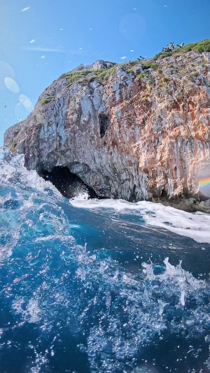 Una nuova grotta. Due amici legati dalla stessa passione. Un nuovo passaggio sommerso. Il blu che diventa… — foto di…