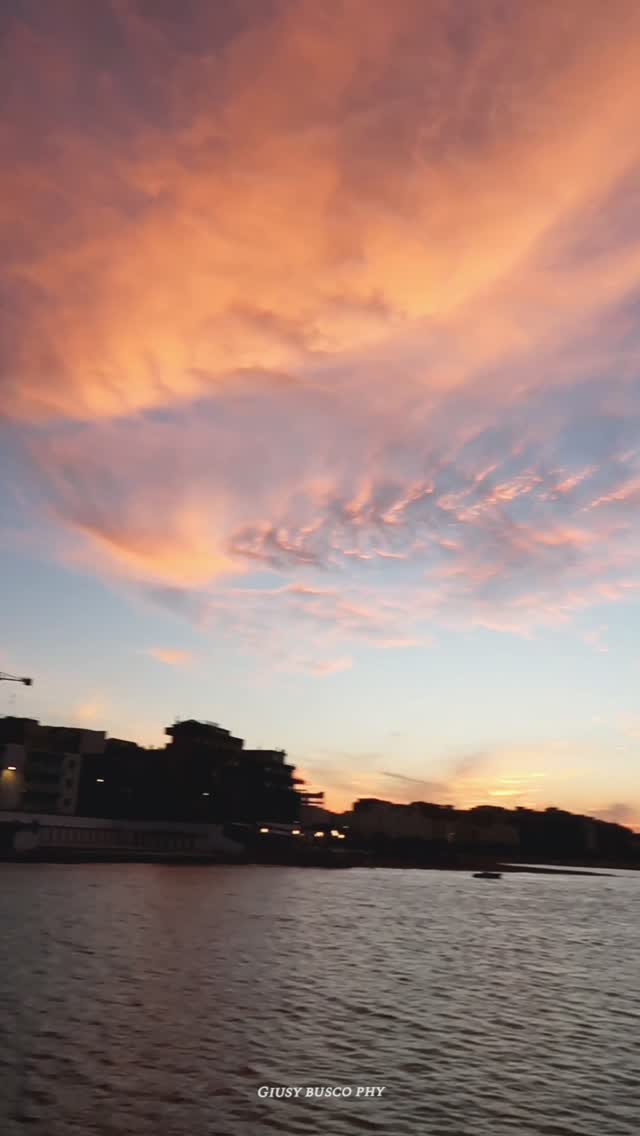 In Puglia abbiamo il tramonto boreale🥰 Oggi cosi❤️ — foto di @giusybusco
