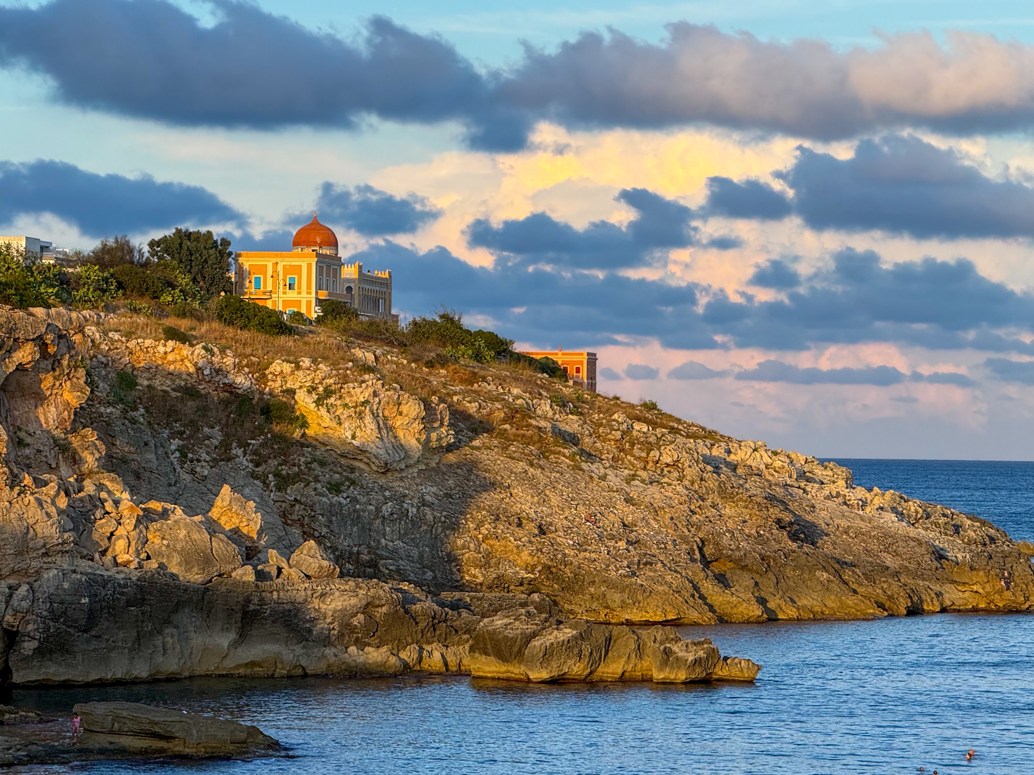 Come una cartolina ❤️ il mare oggi sussurra pensieri nuovi in attesa della nuova stagione ❤️ Santa Cesarea… — foto di…