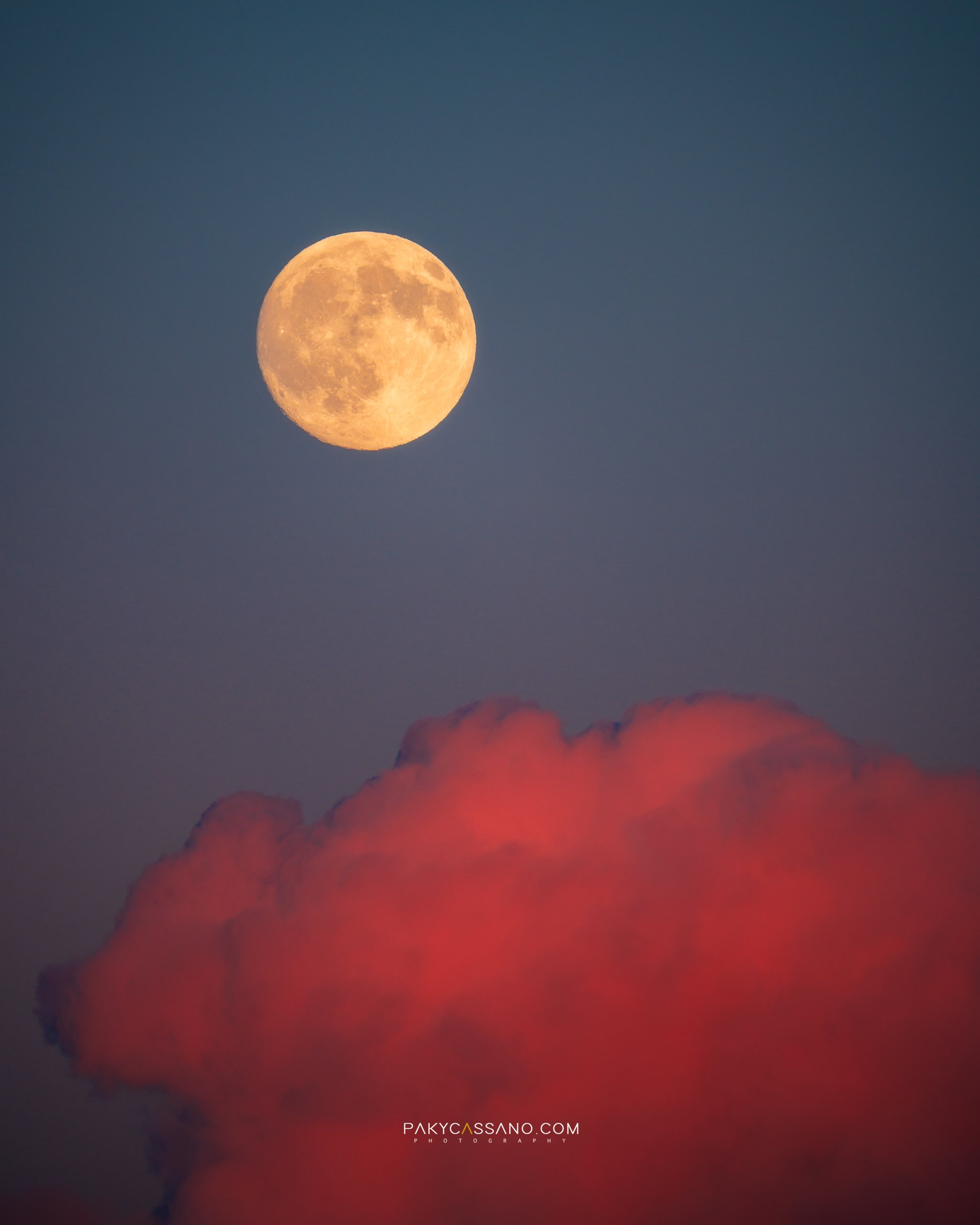 25 settembre 2026 🌕 La sera si accende di rosso, mentre la Luna resta lì, sospesa, a ricordarci che anche il… — foto di…