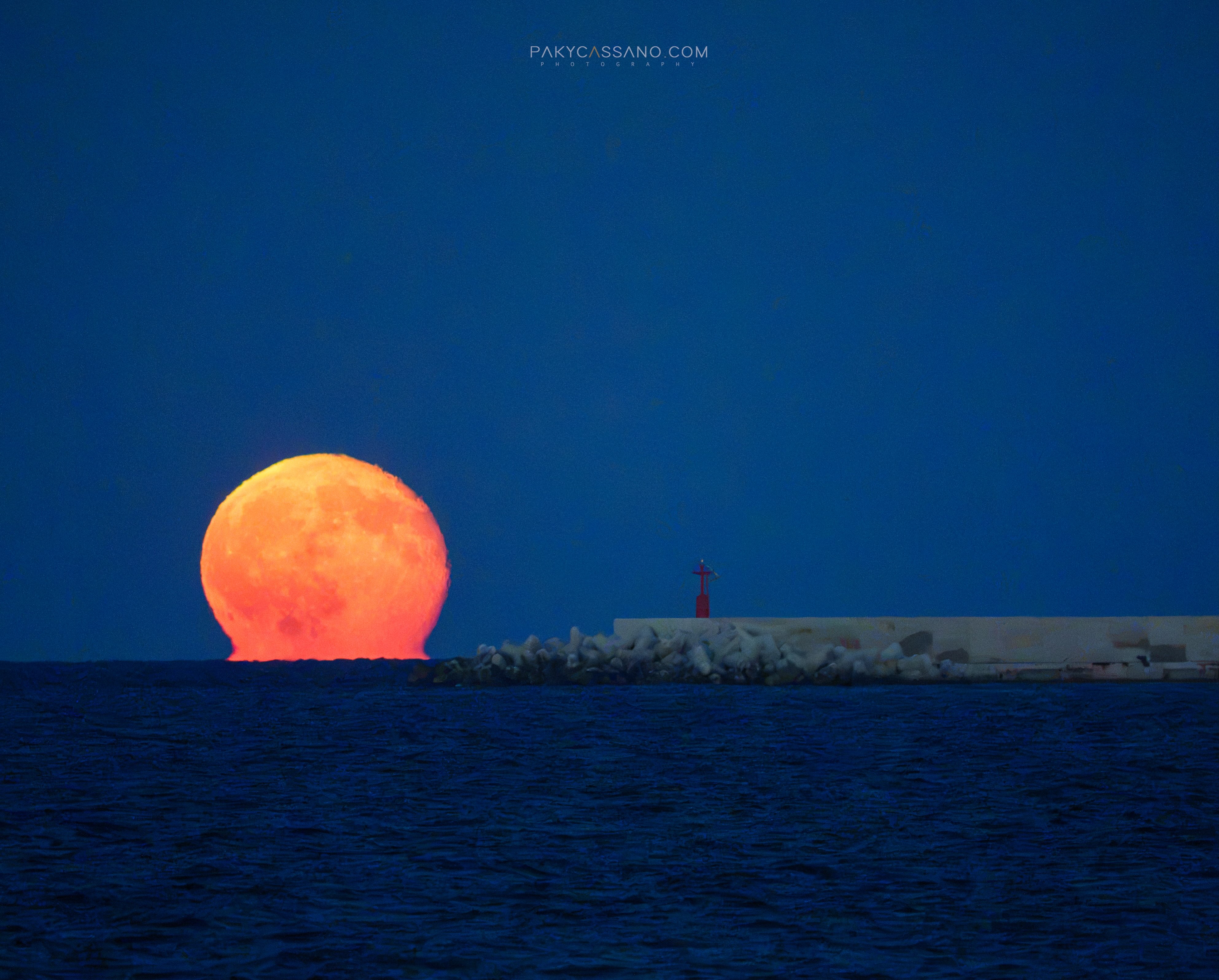 Sembra sciogliersi nel mare, invece sta sorgendo. 🌕 Ieri a Bari, alle 19:15, la Luna si è mostrata arancione… — foto di…