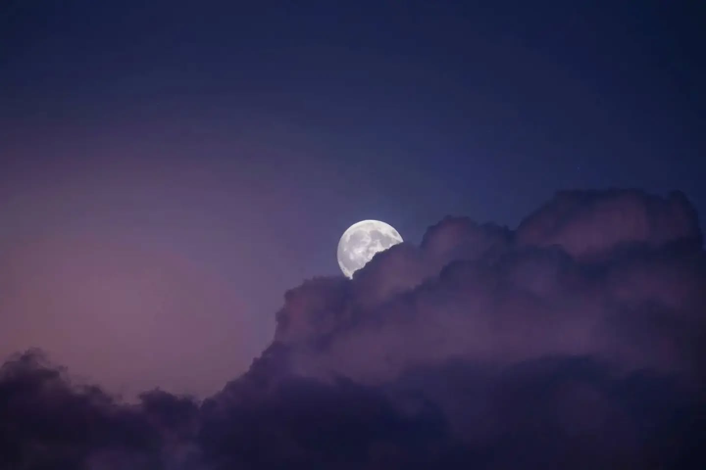 "C'è una luna turchese e diamante stanotte Che può spezzarmi il cuore" — foto di @e88cat